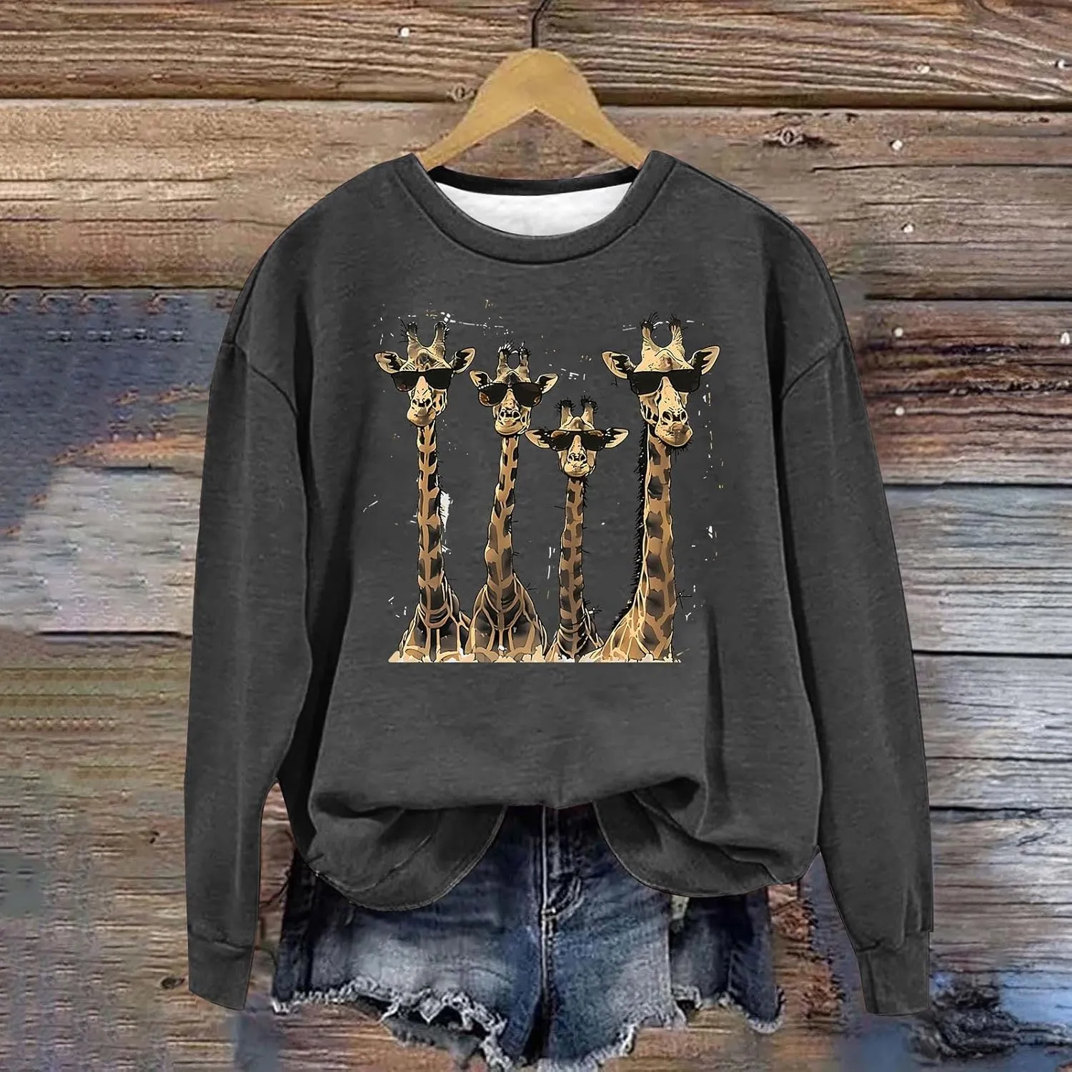 Womens Sweatshirts Pullover Long Sleeve Crewneck Cute Giraffe Graphic Tops Fashion Casual Loose Fleece Sweater Blouses
